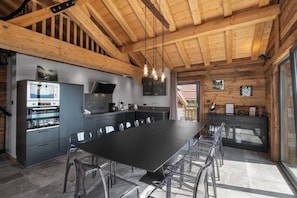 A modern kitchen with a large island, built-in appliances, and a wooden ceiling. - L'Edelweiss - Luxury chalet with Jacuzzi & Sauna, Gérardmer (Gérardmer)