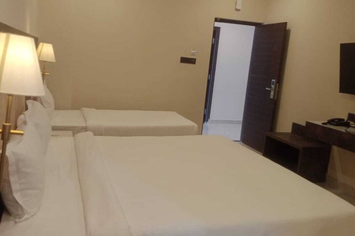 Family Triple Room | Meja, ruang kerja komputer riba, kalis bunyi, seterika/papan seterika