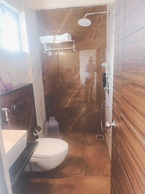 Un baño con inodoro, ducha e tocador.