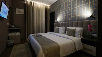 Deluxe Double Room, Garden View | Minibar, in-room safe, desk, laptop workspace