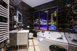 Junior Suite, Garden View | Bathroom | Free toiletries, hair dryer, slippers, bidet
