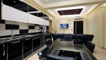 Apartment, Balcony, Mountain View | Private kitchen | Highchair