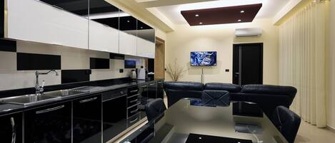 Apartment, Balcony, Mountain View | Private kitchen | Highchair