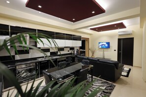Apartment, Balcony, Mountain View | Living area