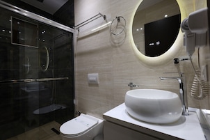 Habitación triple Deluxe, vistas al jardín | Baño | Artículos de higiene personal gratuitos, secador de pelo y zapatillas