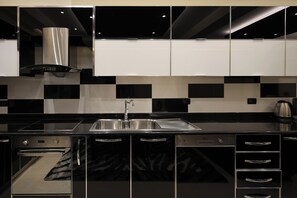 Appartement, balkon, uitzicht op bergen | Privékeuken | Een kinderstoel