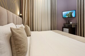Deluxe Double Room, Garden View | Minibar, in-room safe, desk, laptop workspace - Hotel Mimani (Berat)