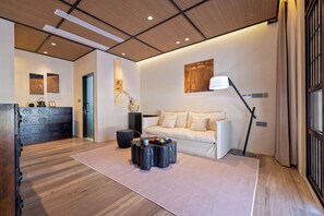 Hochwertige Bettwaren, Schreibtisch, Verdunkelungsvorhänge