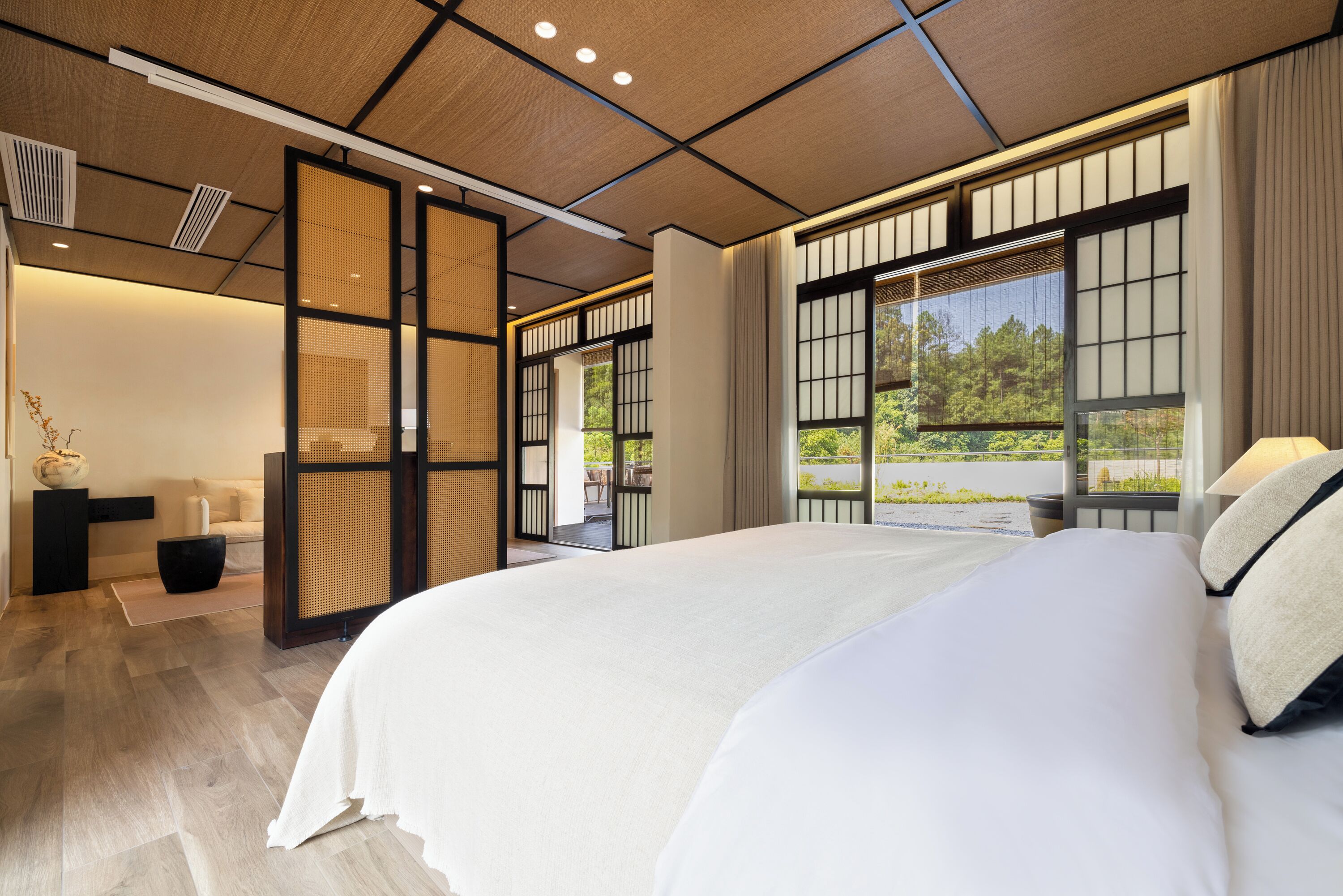 أغطية فراش متميزة ومكتب وستائر تعتيم وواي فاي مجانًا