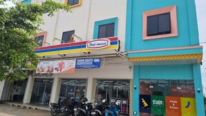 A building with a storefront for Indomaret and a sign for Slara Hostel. - Slara Hostel Syariah 1 (Bandar Lampung)