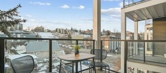 King Bed | Mins to Saddledome | Cgy Tower Views