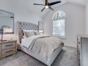 5 bedrooms, desk, iron/ironing board, free WiFi - Modern & Upscale Frisco Getaway (Frisco)