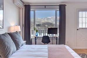 2 bedrooms, desk, WiFi, bed sheets