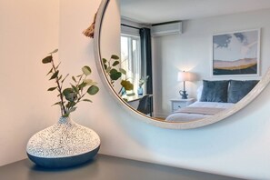 2 bedrooms, desk, WiFi, bed sheets