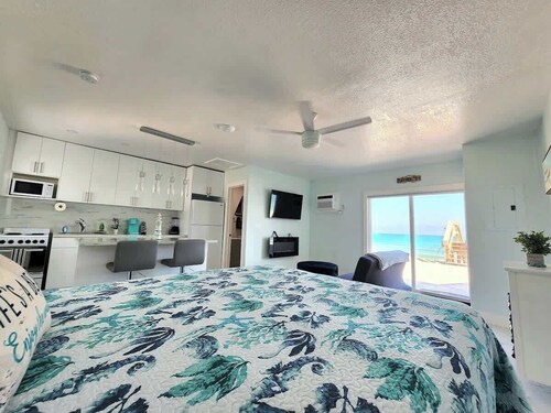 Tuscany Sun: Breaking Dawn Oceanfront Studio