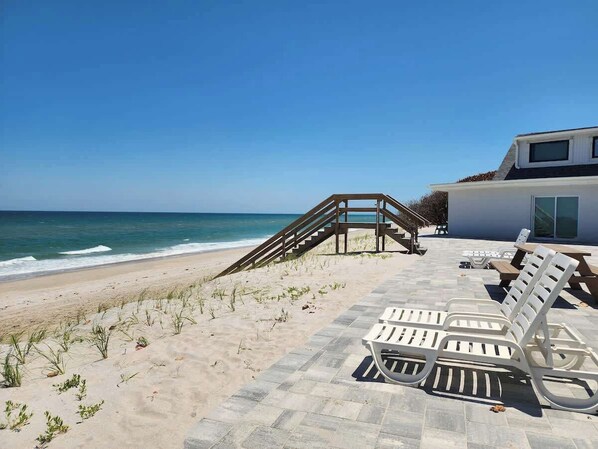 بالقرب من الشاطئ