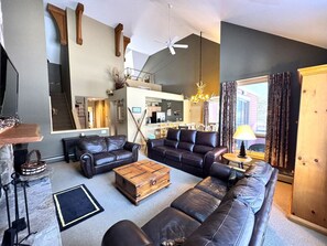 Smart TV, fireplace - Seasons ski on/off at Mount Snow (Dover)