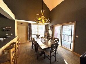 Dining - Seasons ski on/off at Mount Snow (Dover)