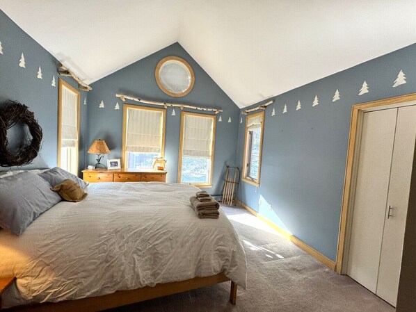 4 bedrooms, iron/ironing board, free WiFi, bed sheets