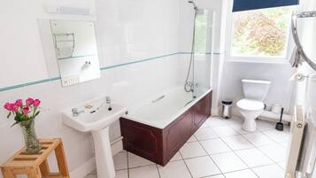 Habitación cuádruple familiar, vista a la montaña | Baño