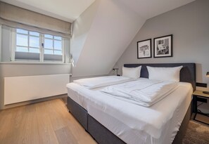 2 bedrooms, desk, iron/ironing board, free WiFi - Excl. Luxury house under thatch with 4 rooms on approx. 150 m², for up to 4 pers. (Wenningstedt-Braderup (Sylt))
