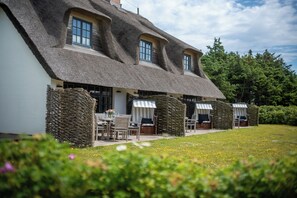 Outdoor dining - Excl. Luxury house under thatch with 4 rooms on approx. 150 m², for up to 4 pers. (Wenningstedt-Braderup (Sylt))