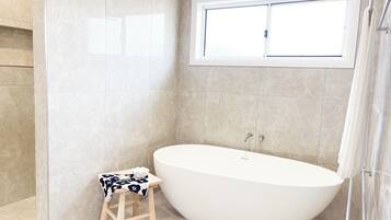 Douche, sèche-cheveux, serviettes fournies