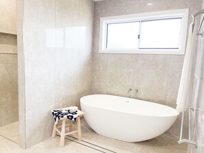 Een douche, een haardroger, handdoeken