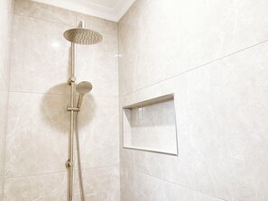Dusche, Haartrockner, Handtücher