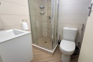 Deluxe apartman, 1 hálószobával | Fürdőszoba | Zuhanyzó, törölközők, szappan és sampon