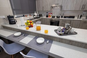Mini-fridge, microwave, oven, stovetop - The Gray Aparthotel (Harare)