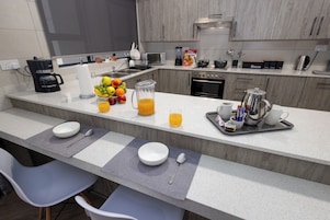 Frigobar, microondas, horno, placa de cocina