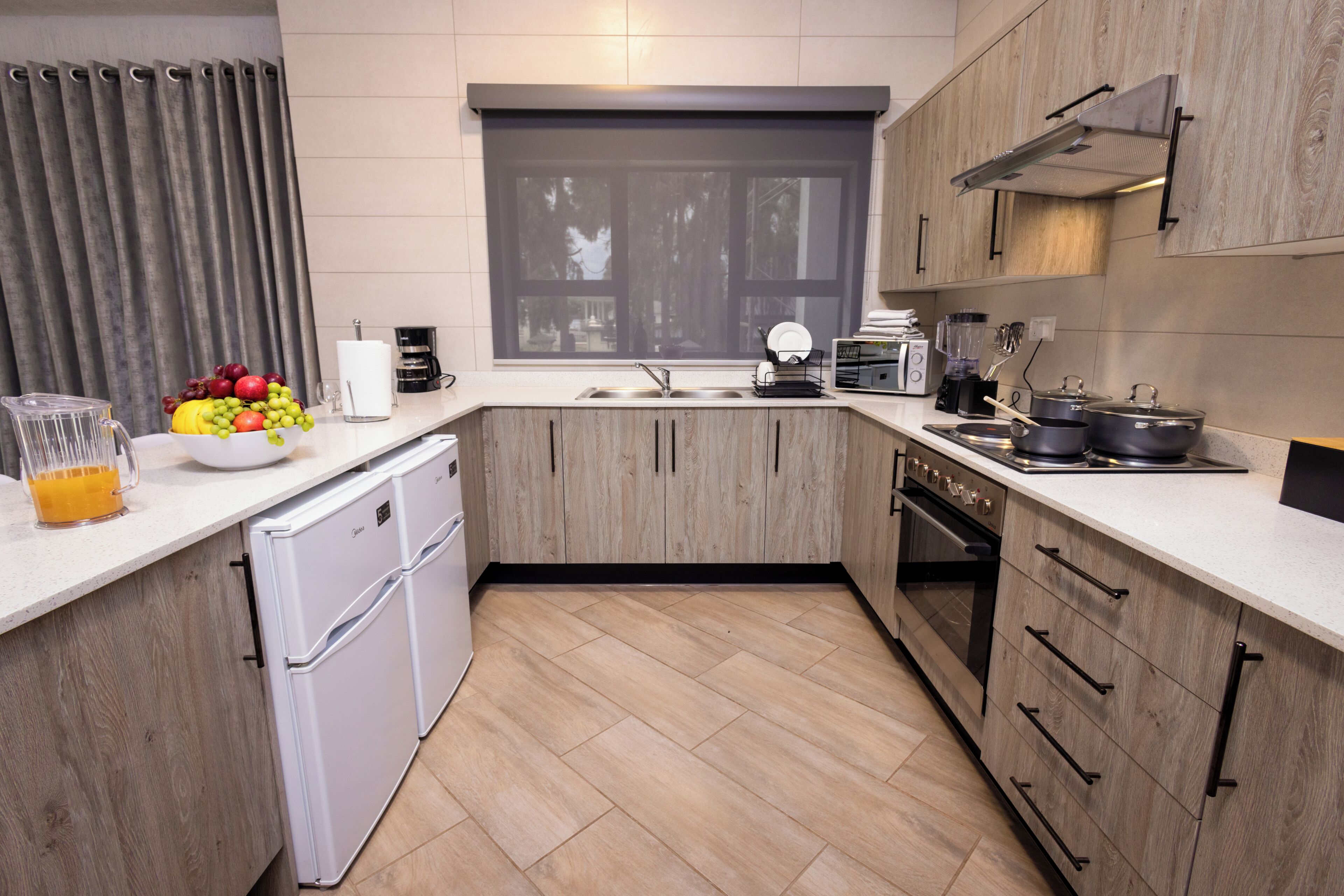 Mini-Kühlschrank, Mikrowelle, Ofen, Herdplatte