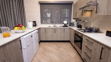 Mini-Kühlschrank, Mikrowelle, Ofen, Herdplatte
