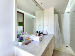 Buồng tắm vòi sen, khăn tắm, xà phòng, dầu gội 