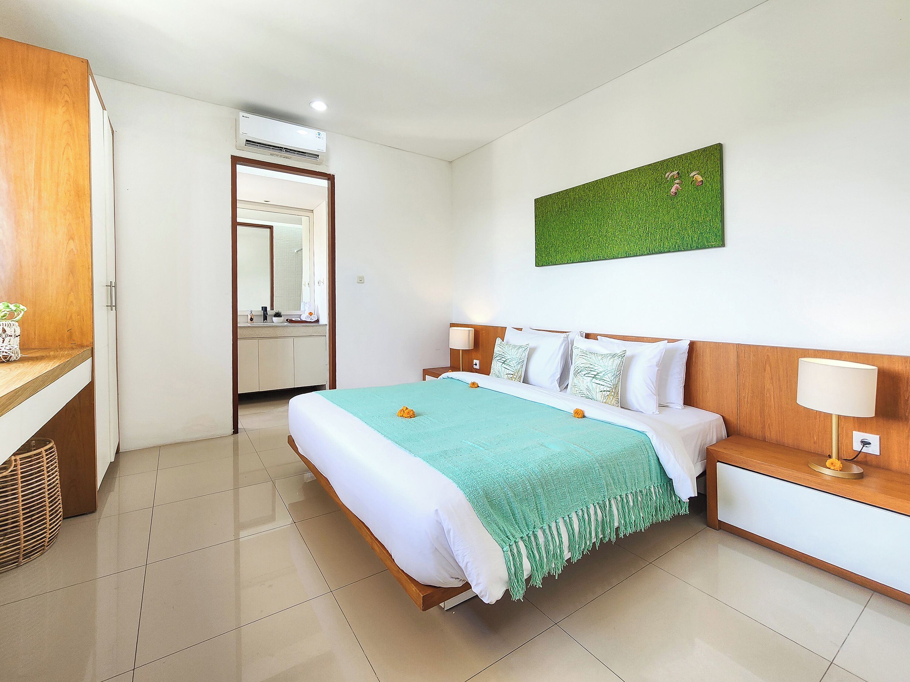 Skrivebord, wi-fi (inkludert) og sengetøy