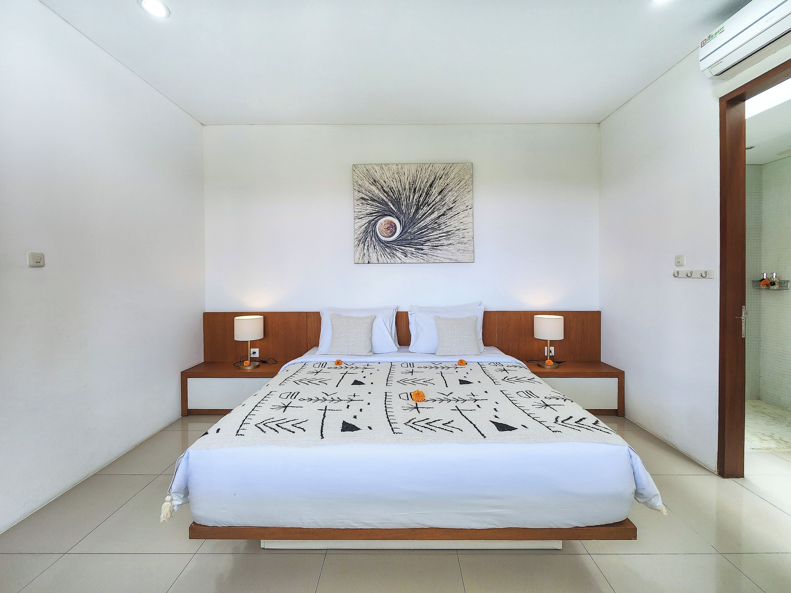 Skrivebord, wi-fi (inkludert) og sengetøy