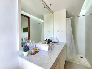 Ducha, toallas, jabón, shampoo