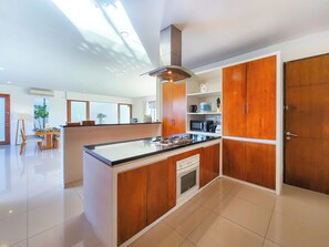 Kjøleskap, mikrobølgeovn, ovn og oppvaskmaskin