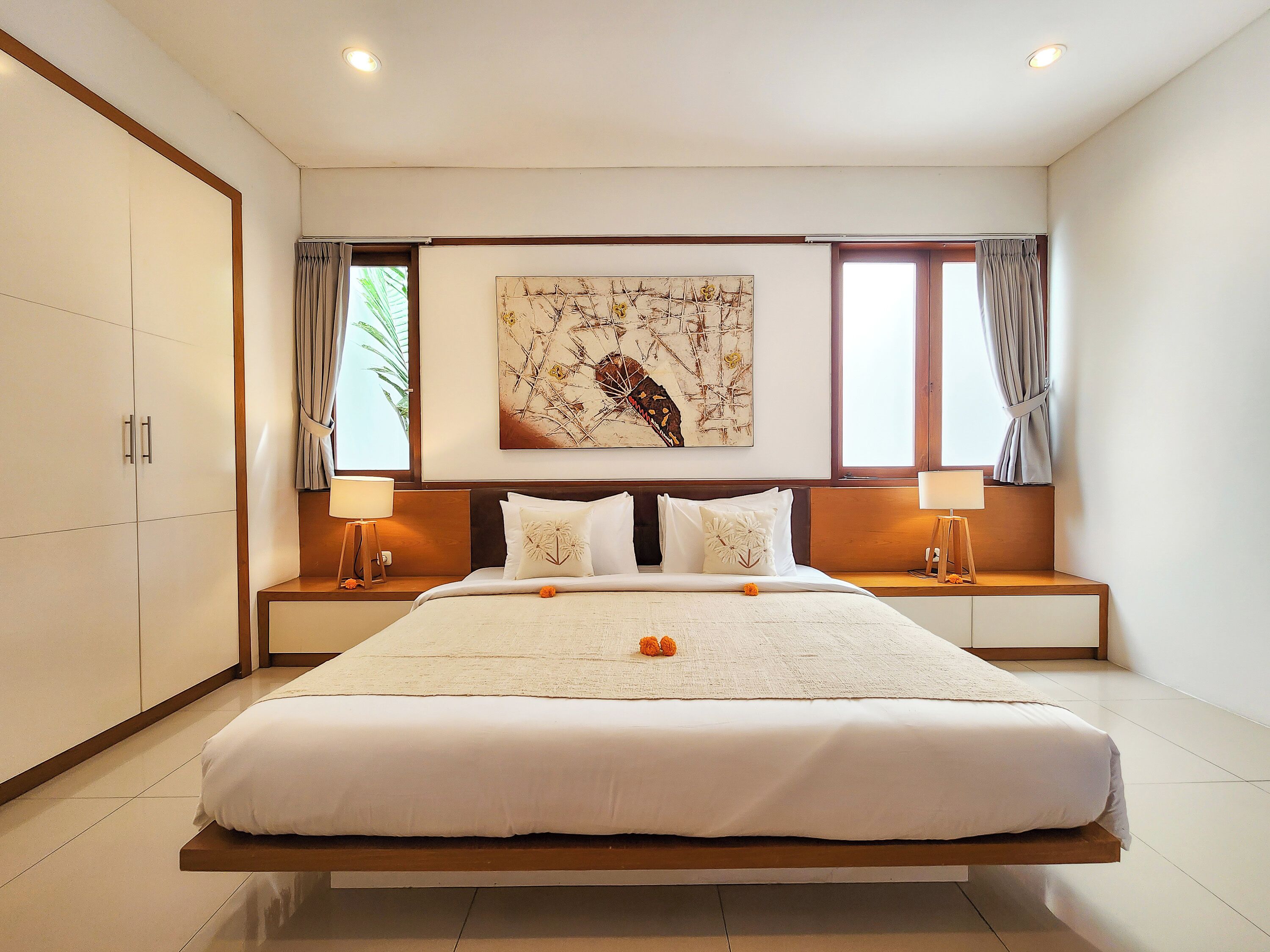 書桌、免費 Wi-Fi、床單