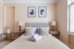3 habitaciones, escritorio y tabla de planchar con plancha
