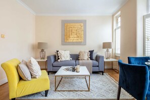 TV, offices - Stylish 3BR 2BA in Mayfair by Hyde Park (London)