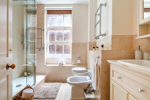 Shower, hair dryer, bidet, towels - Stylish 3BR 2BA in Mayfair by Hyde Park (London)