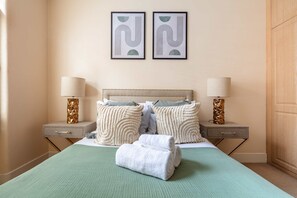3 bedrooms, desk, iron/ironing board, travel crib