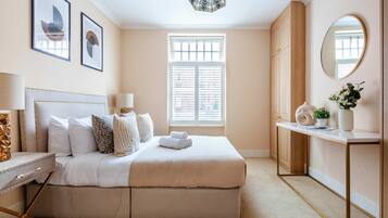 3 bedrooms, desk, iron/ironing board, travel crib