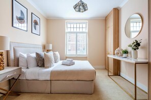 3 bedrooms, desk, iron/ironing board, travel cot - Stylish 3BR 2BA in Mayfair by Hyde Park (London)