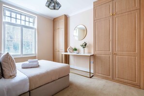 3 bedrooms, desk, iron/ironing board, travel crib