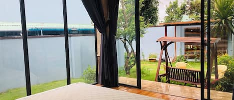 Suite familiare, vista giardino | 1 camera, una scrivania, postazione laptop, tende oscuranti