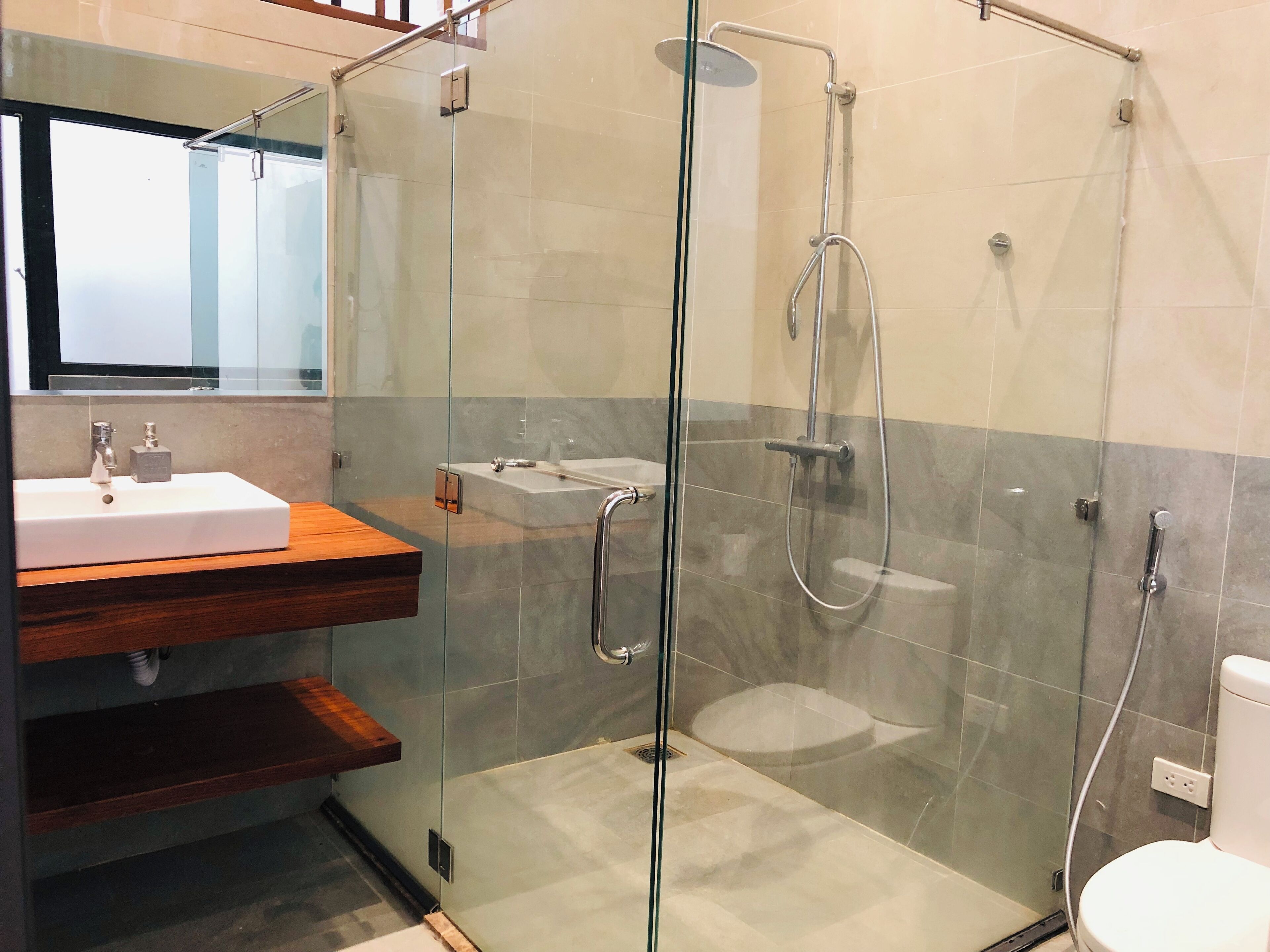 Familjesvit - utsikt mot trädgården | Badrum | Dusch, hårtork, handdukar och tvål