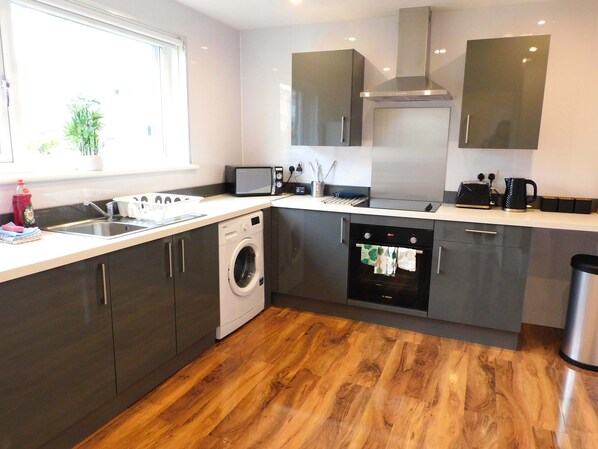 Fridge, microwave, oven, stovetop - 4 Bedroom, Newly Refurbished Home in East Kilbride (East Kilbride)